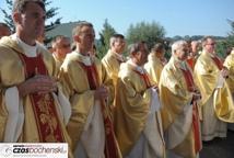 Ks. Biskup Andrzej Jeż konsekrował kościół św. Jana Niepomucena