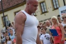 Strongman: bochnianie prężyli muskuły (foto)