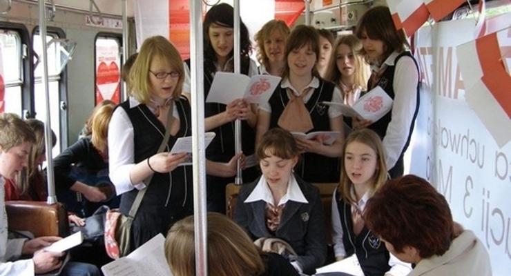 Młodzież w tramwaju patriotycznym