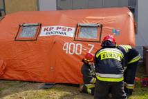 Namiot przed szpitalem by chronić pacjentów i pracowników