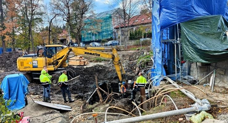 Planty Salinarne – trwają prace ziemne przy budowie komory technologicznej i niecki nowej fontanny.