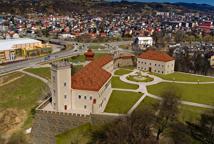 Sącz zaczyna odbudowywać zamek. W Bochni straszy rozpadająca się kamienica.